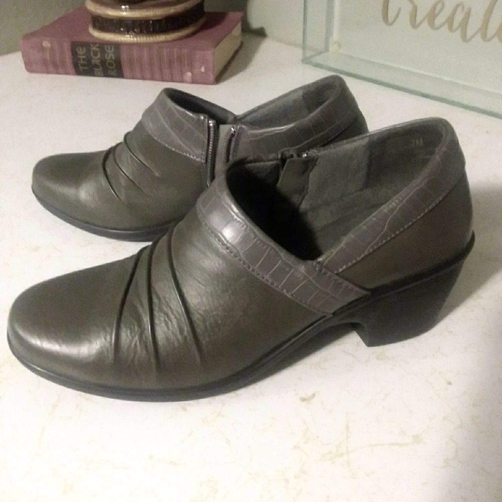 EAST STREET comfort wave in 7 medium.  Sylish grey color.